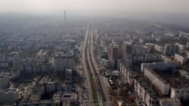 Luftaufnahme einer Stadt mit einer Landschaft voller Wolkenkratzer, Hochhäuser und Autobahnen vor dem Hintergrund von Himmel und Horizont - Filmmaterial, Video