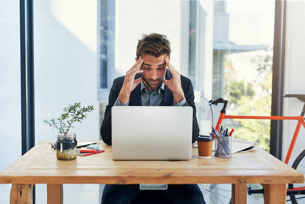 Laptop, fejfájás és üzletember stressz az irodában jelentést, felülvizsgálat vagy rossz visszajelzést. Számítógép, hiba vagy könyvelő által frusztrált migrénes válság, vertigo vagy zavaros csőd katasztrófa. - Fotó, kép