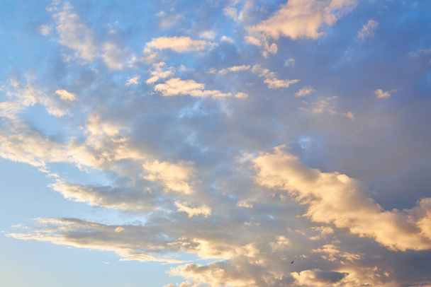 хмара і блакитне небо в гарний день
 - Фото, зображення