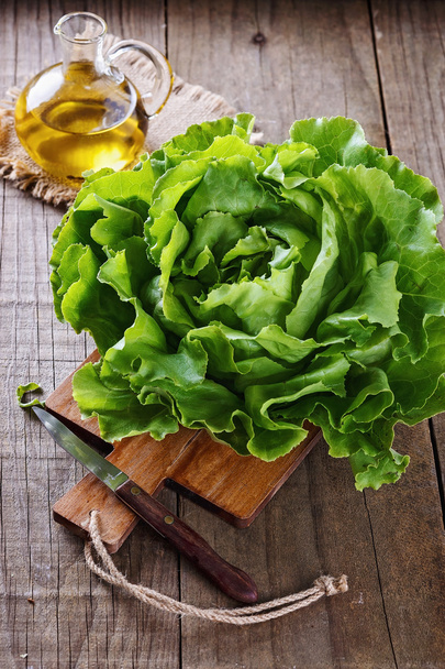 Hlávkový salát máslo dřevěný rustikální pozadí - Fotografie, Obrázek