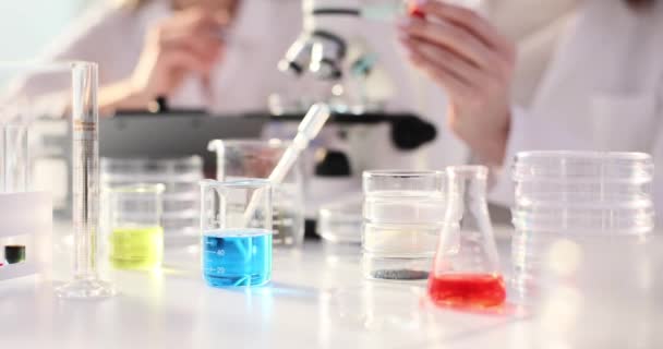 Eksperyment chemiczny z płynami i mikroskopem. Badanie toksycznych płynów - Materiał filmowy, wideo
