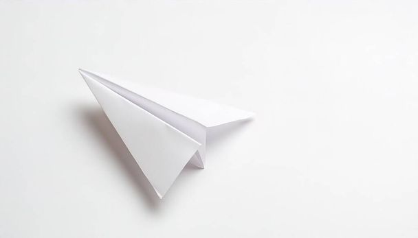 Beyaz kağıt uçak konsepti origami, beyaz arka planda fotokopi alanı ile izole edilmiş, hafta sonu sanat ve zanaat eğlencesi için çocuklar için basit bir başlangıç zanaatı - Fotoğraf, Görsel