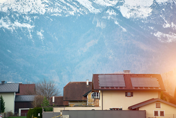 Energia pulita Tops Off Alpine House al sole - Foto, immagini