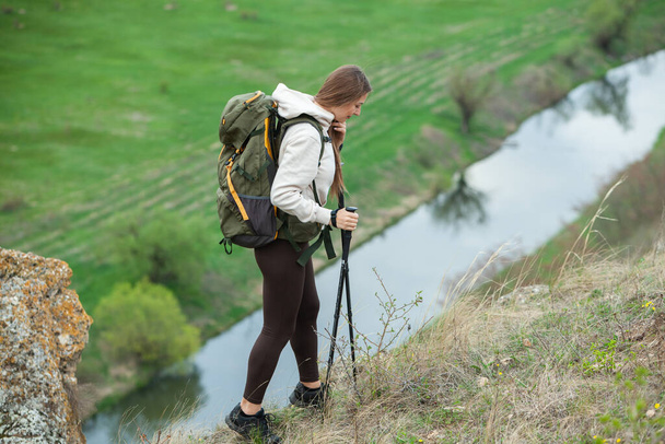 Európai gyönyörű lány túrázik a hegyekben. Fehér nő utazik hátizsák a természetben. - Fotó, kép