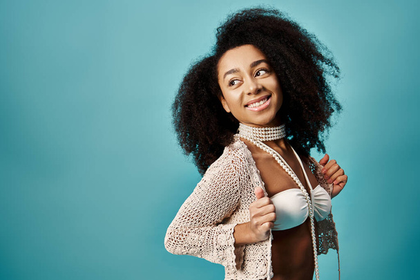 Jeune afro-américaine frappant une pose en bikini à la mode. - Photo, image