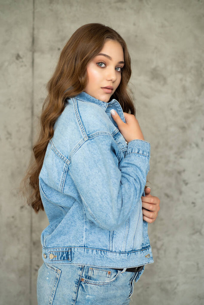 joven hermosa mujer posando en azul jeans - Foto, Imagen