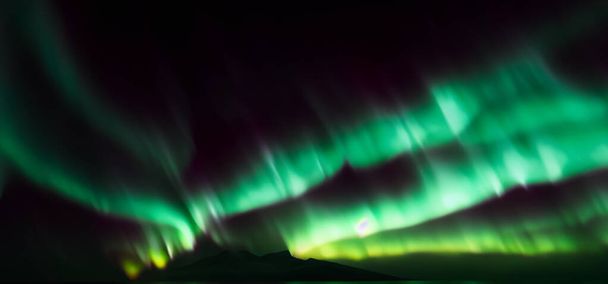 Aurora australis o Aurora boreal o Verde auroras boreales cielo sobre las montañas. Cielo nocturno con luces polares. Paisaje nocturno de invierno con luces del sur aurora sobre fondo negro Real Natural. - Foto, imagen