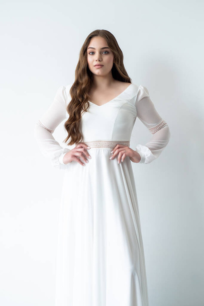 白い花とウェディングドレスで美しい女性. - 写真・画像