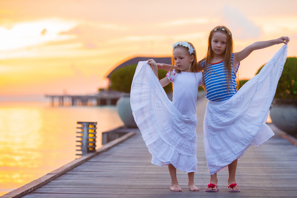 Sevimli küçük kızların akşam yaz tatili sırasında - Fotoğraf, Görsel