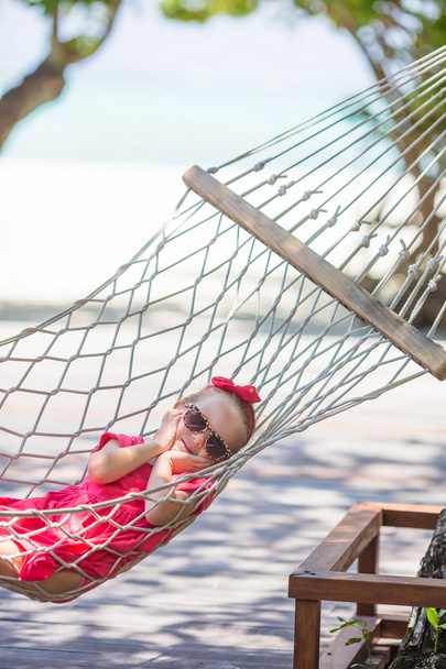 tropik tatil hamakta rahatlatıcı sevimli küçük kız - Fotoğraf, Görsel