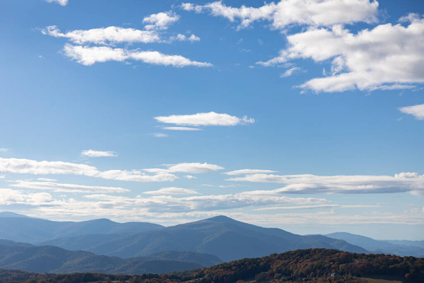Kuzey Carolina 'nın Blue Ridge Dağları' nın katmanları, üzerinde beyaz bulutlar olan mavi gökyüzü, Appalachia manzarası, yatay görünüm - Fotoğraf, Görsel