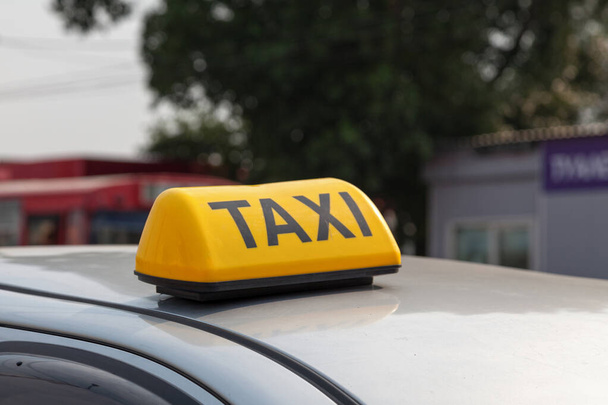 Крупный план желтого такси на вершине такси в Красноярске, Россия. - Фото, изображение