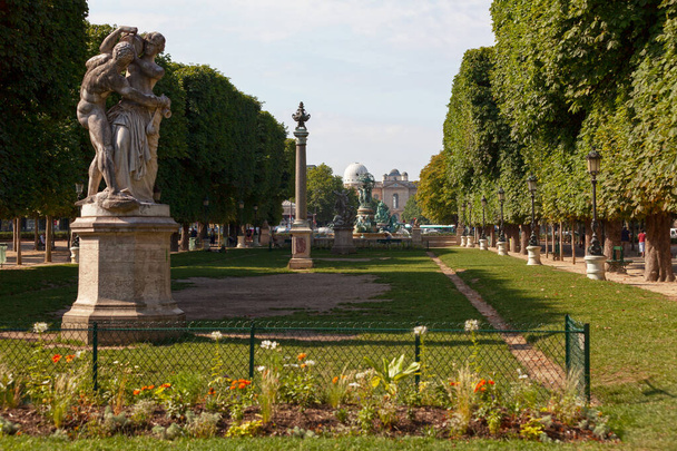 O Jardin du Luxembourg com o Observatório de Paris em segundo plano. - Foto, Imagem