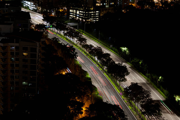 Luchtfoto 's van de tolweg door de flatgebouwen in Novena, Singapore. - Foto, afbeelding