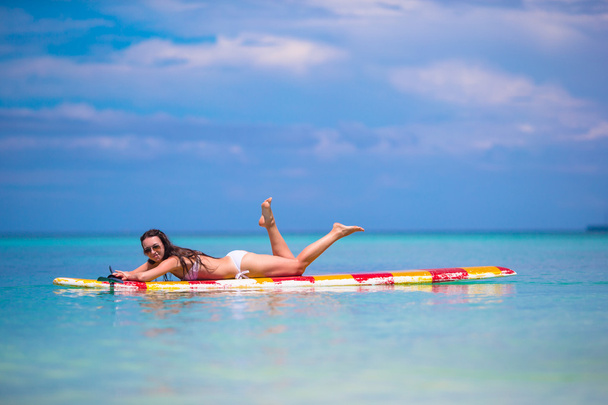 夏休み中にサーフィン美しいサーファー女性 - 写真・画像