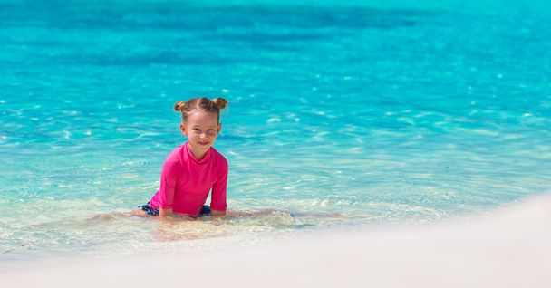 Urocza dziewczynka na plaży podczas wakacji - Zdjęcie, obraz