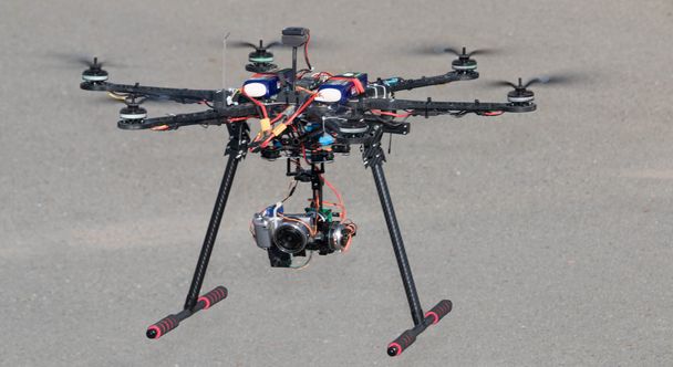 Drone volando con la cámara conectada
 - Foto, Imagen