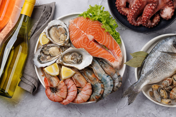 Seafood Platter Delight: Camarões, Salmão, Ostras Galore. Deitado plano com garrafa de vinho - Foto, Imagem
