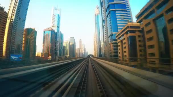 Απολαμβάνοντας την ταχύτητα ενός τρένου στο Ντουμπάι .  - Πλάνα, βίντεο