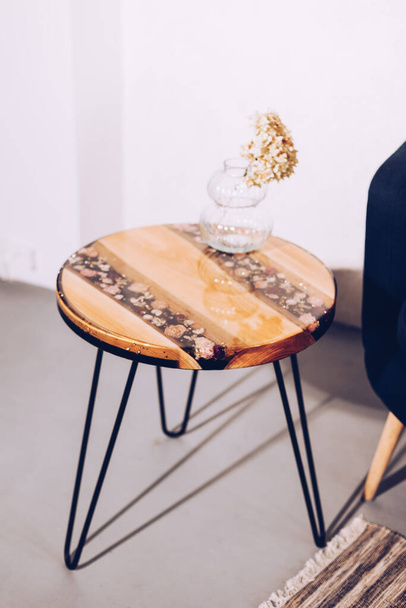 Mesa de café de madeira feita de resina epóxi. No quarto. Vaso com flores na mesa - Foto, Imagem