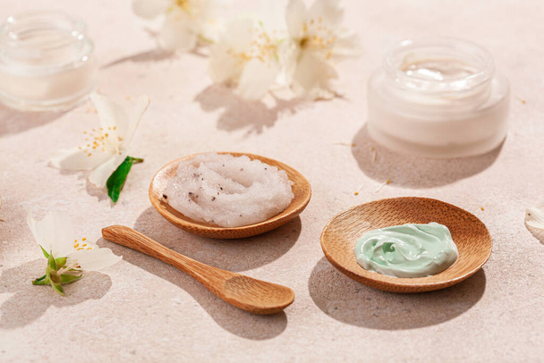 productos para el cuidado de la piel y flores de jazmín. cosméticos naturales para el tratamiento de spa en casa - Foto, Imagen