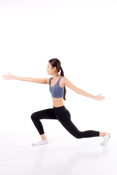 Retrato jovem mulher asiática em sportswear fazendo prática de ioga para esticar as mãos isolado fundo branco, exercício feminino e treino de lazer, esporte e saúde, treino de mulher para a saúde. - Foto, Imagem