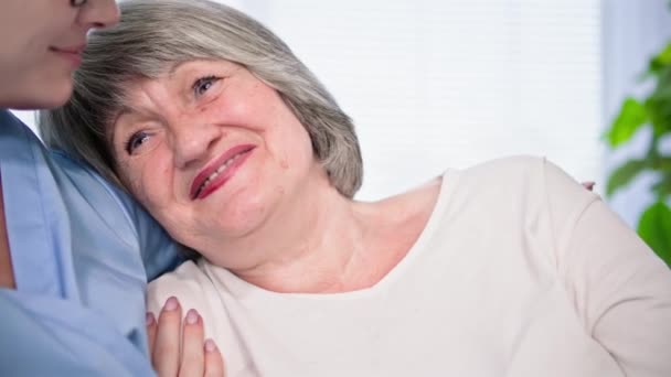 apoyo a los pensionistas, anciana hablando con trabajadora social sentada en el sofá - Metraje, vídeo