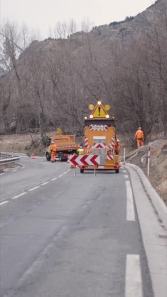 Varios trabajadores limpian la carretera - FHD vídeo vertical - Metraje, vídeo