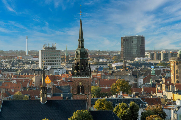 Копенгаген, Данія. 27 вересня 2019 року: Копенгаген, Данія. 28 вересня 2019 року: Панорамний краєвид міста та його архітектура з небом. - Фото, зображення