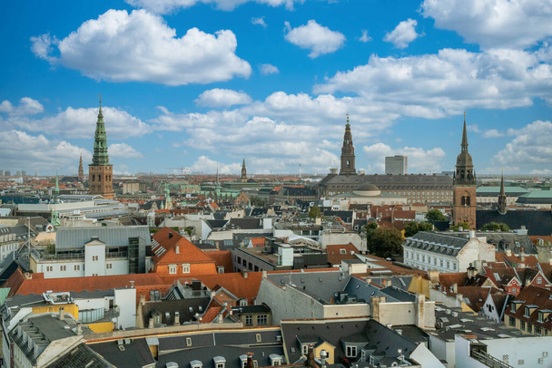 Kopenhaga, Dania. 27 września 2019: Copenhague, Dania. 28 września 2019: Panoramiczny krajobraz miasta i jego architektura z niebem. - Zdjęcie, obraz