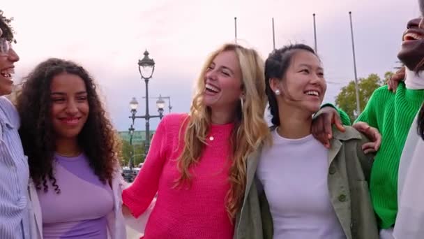 Молодая группа счастливых женщин смеется и веселится на городской улице. Мультирасовые подруги наслаждаются временем вместе на открытом воздухе. Концепция молодежи и сообщества девочек. - Кадры, видео