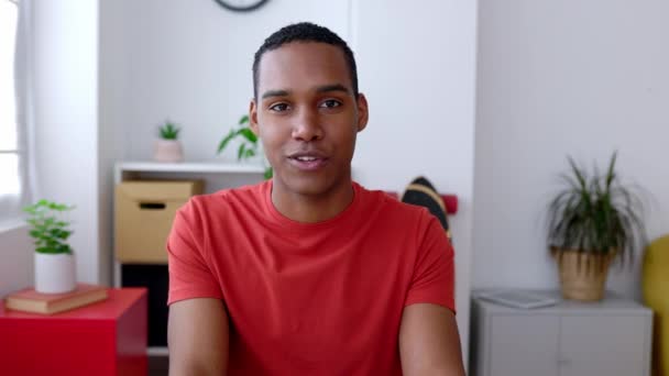 POV - genç Afrikalı Amerikalı bir çocuğun evdeki oturma odasındaki kameraya çevrimiçi bir video konuşması görüntüsü. Web konferansı sırasında neşeli Afrikalı bir çocuğun portresi - Video, Çekim