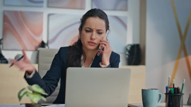 Ideges nő beszél mobiltelefon keres papírokat az irodában. Dühös menedzser hívja okostelefon beszél a kreatív ügynökség. Csalódott végrehajtó befejező cellás beszélgetés gondolkodás munkahelyi problémák egyedül - Felvétel, videó