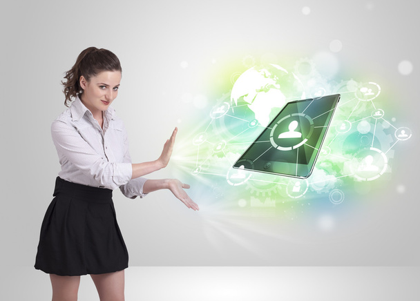 Chica de negocios mostrando moderna tableta concepto de tecnología - Foto, imagen