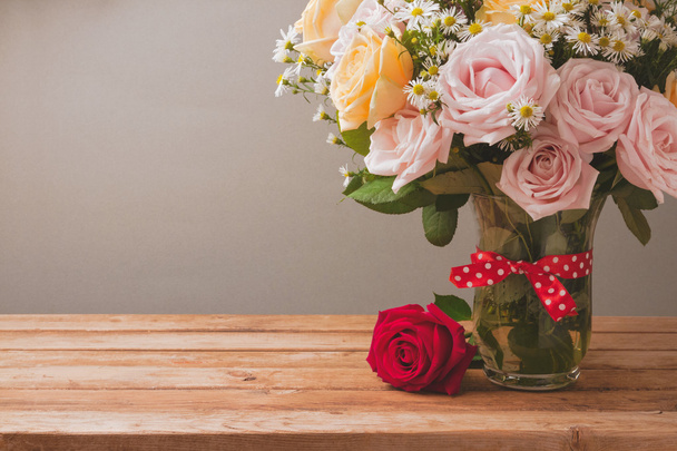 Rose flower bouquet on wooden table - Valokuva, kuva