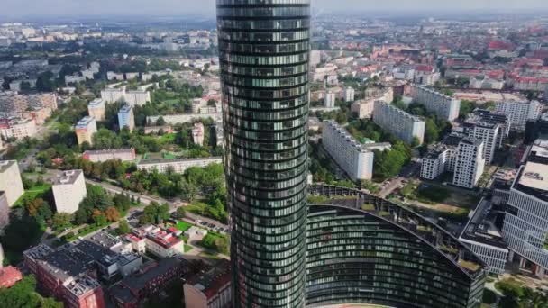 Centro de negocios en rascacielos contra paisaje urbano. Fachada de edificio de gran altura con ventanas, vista aérea. Sky Tower en Wroclaw, Polonia - Imágenes, Vídeo
