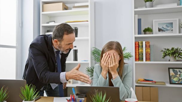 Zwei wütende Geschäftsleute verstricken sich in einen wütenden Streit im Büro, professionelle Partner sprechen, Unstimmigkeiten bei der Arbeit brechen aus, die Nerven brennen im Zimmer - Foto, Bild