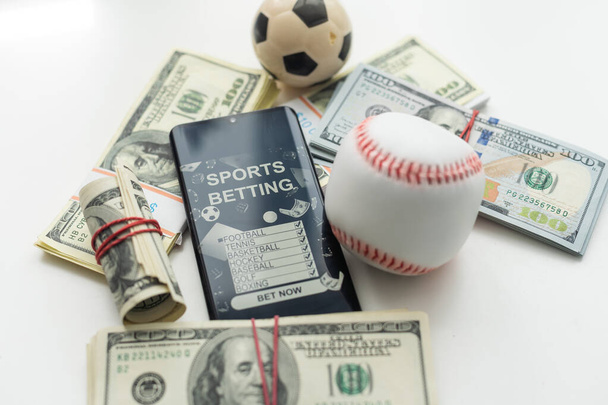 планшетний ПК з додатком для спортивних ставок, на стеках банкнот, білий фон, концепція онлайн-ставок 3d рендерингу. - Фото, зображення