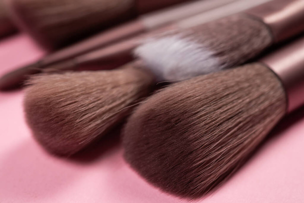 Diverse make-up borstels over roze achtergrond. - Foto, afbeelding