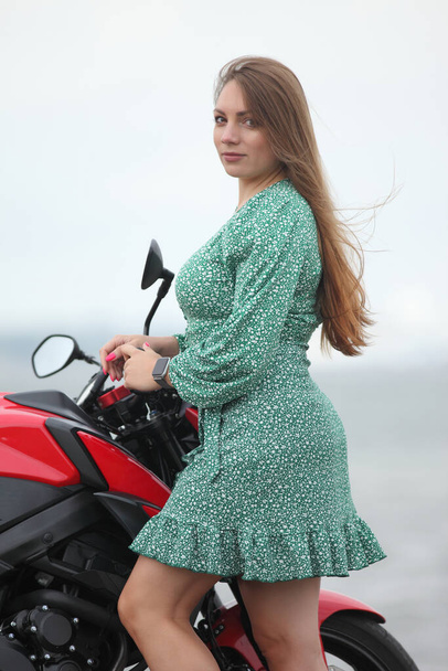 chica joven en una motocicleta en el verano - Foto, Imagen