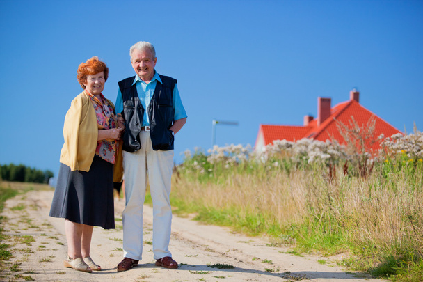 Felice coppia anziana e la casa
 - Foto, immagini