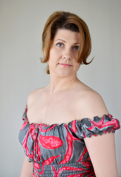 Portrait of  woman in a dress with bare shoulders - Foto, afbeelding