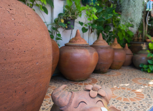 thailand pot d'eau traditionnel en argile
  - Photo, image