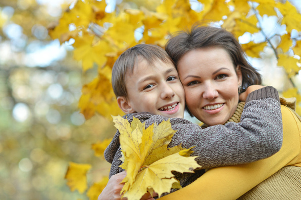 Mother with boy in autumn park - Foto, imagen