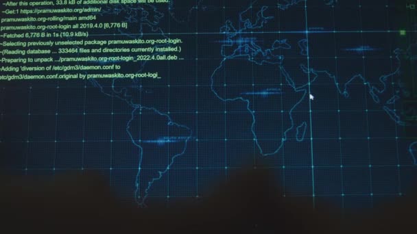 Hacker schreiben am späten Abend Code auf Laptop. Satellitenhacking und Softwareentwicklung auf Computermonitoren und globaler Landkarte. Hacker-Konzept. - Filmmaterial, Video