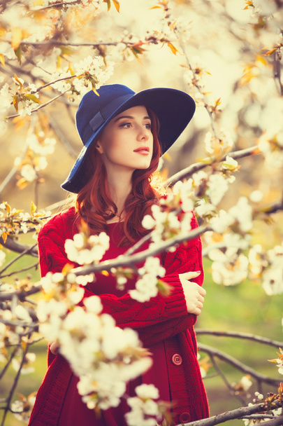 Жінка в квітковому саду яблуні
 - Фото, зображення