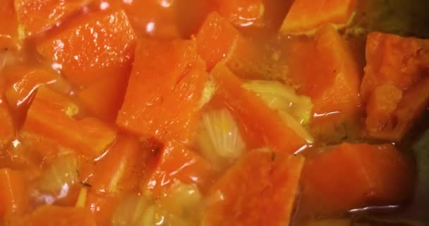 приготовить веганский овощной суп с тыквой и другими овощами. Здоровое питание. Диета и здоровье. - Кадры, видео
