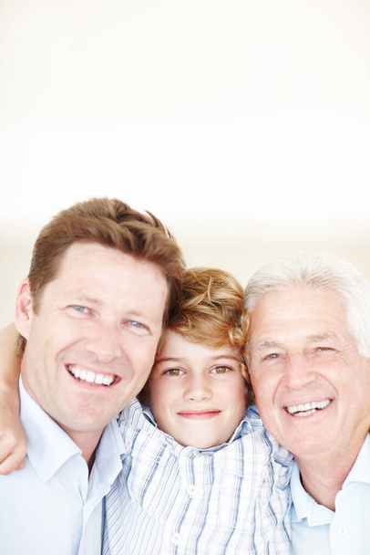 Knuffel, man en grootvader of zoon portret met glimlach voor hechting, liefde en ontspanning met generaties. Gelukkig gezin, mannen en jongenskind thuis voor ondersteuning, modelruimte of omhelzing met vertrouwen of trots. - Foto, afbeelding