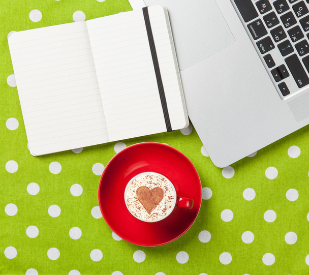 cappuccino en notebook in de buurt van laptop - Foto, afbeelding