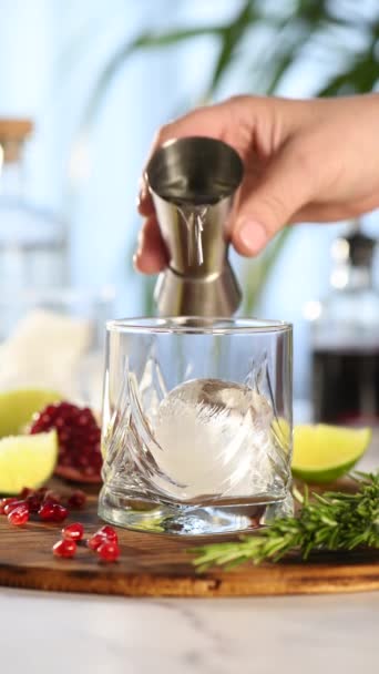  El Paloma de Granada es un cóctel clásico hecho con granadina, soda y una generosa dosis de tequila o ginebra. Ideal para celebraciones navideñas. - Imágenes, Vídeo